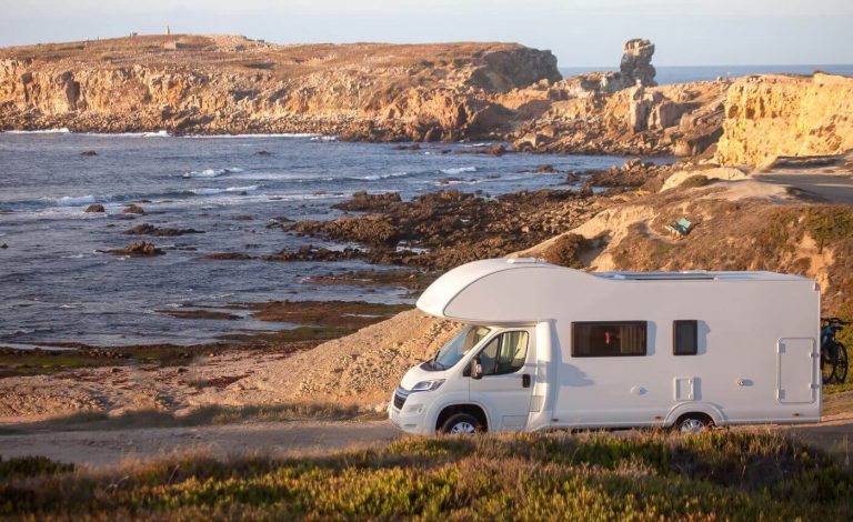 caravana estacionada playa rocosa