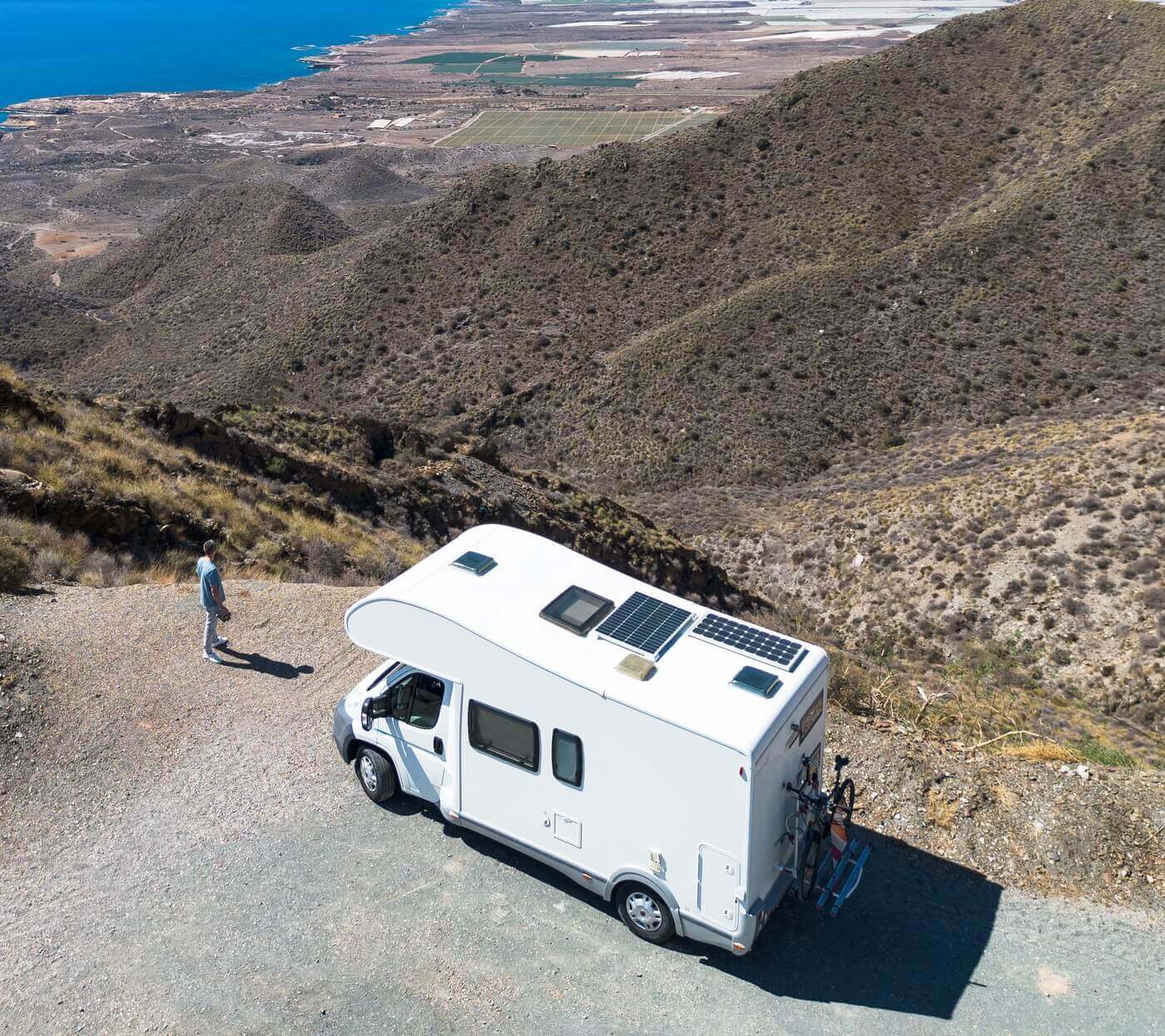 Caravana en un paisaje árido